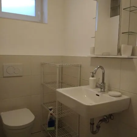 Gemuetliche Souterrain-einliegerwohnung In Zentraler Lage Mit Vielen Extras 아파트 키퍼스펠든