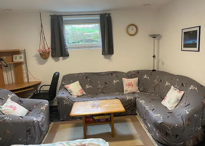 Gemuetliche Souterrain-einliegerwohnung In Zentraler Lage Mit Vielen Extras Apartment